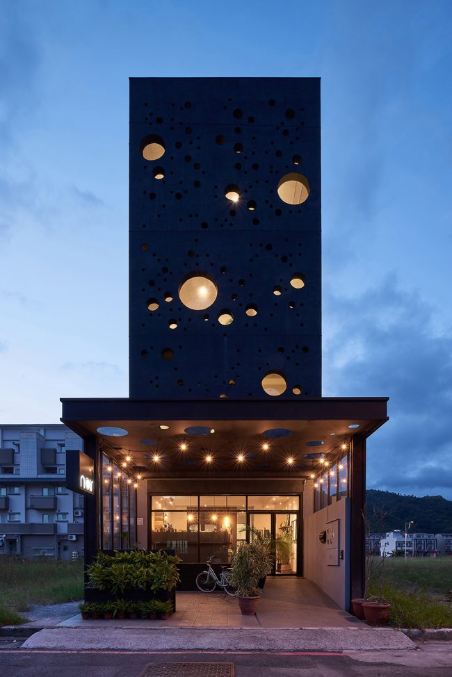 Onyx Lit House by Emerge Architects