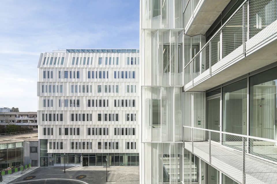 archimede offices and gymnasium in bercy by brenac gonzalez associes