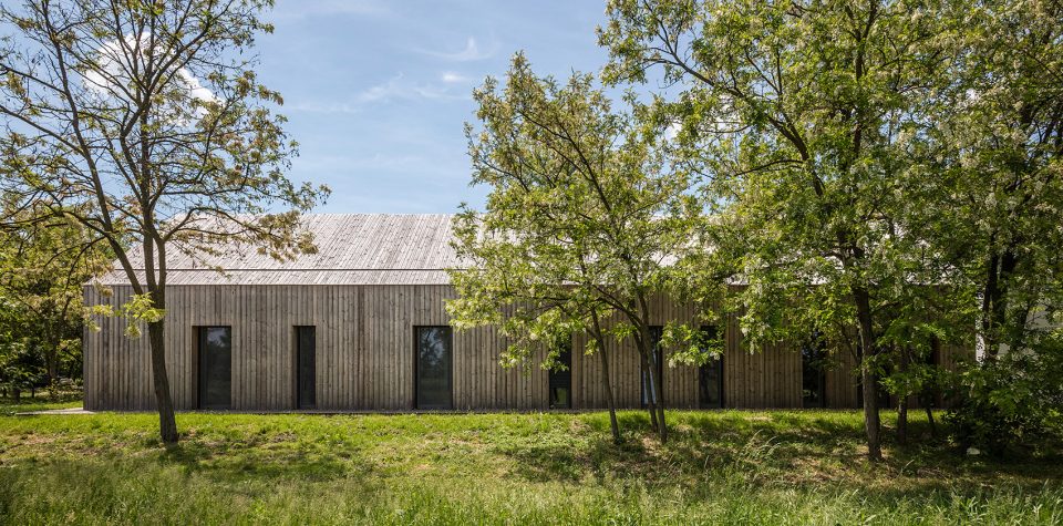 wooden house by András Varsányi Péter Pozsár Norbert Vas