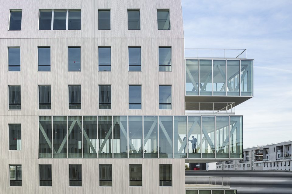 archimede offices and gymnasium in bercy by brenac gonzalez associes