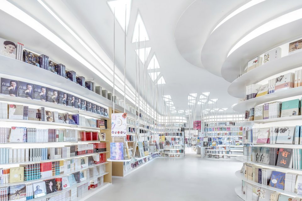 White Comedy of Xi’an Zhongshu Bookstore China by Wutopia Lab
