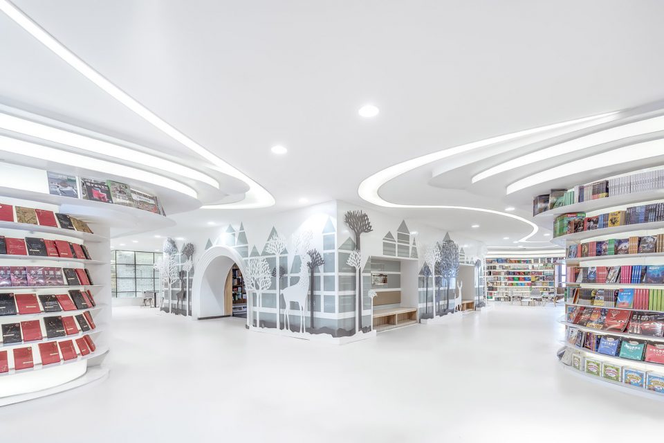 White Comedy of Xi’an Zhongshu Bookstore China by Wutopia Lab