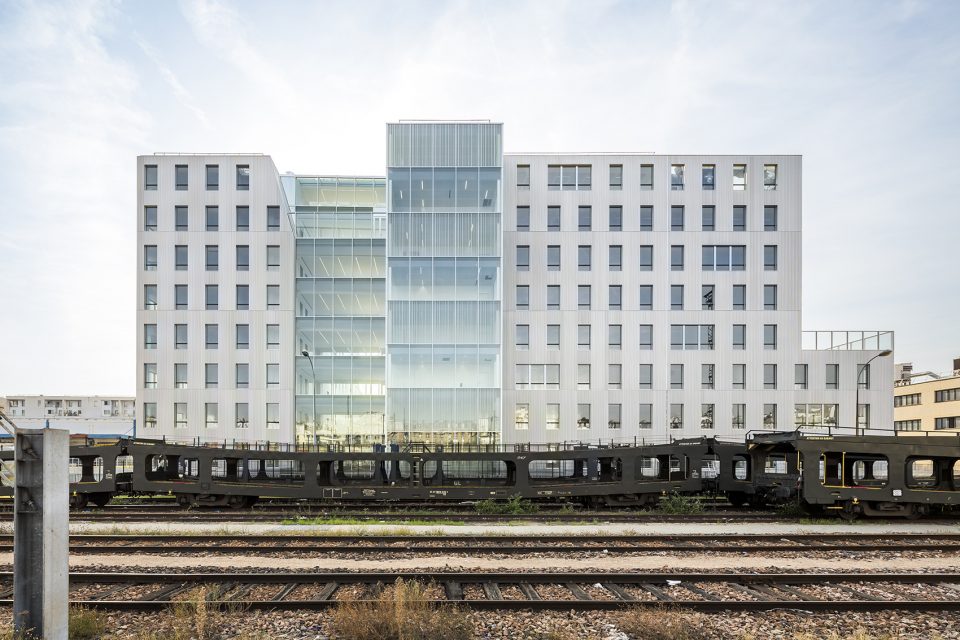 archimede offices and gymnasium in bercy by brenac gonzalez associes