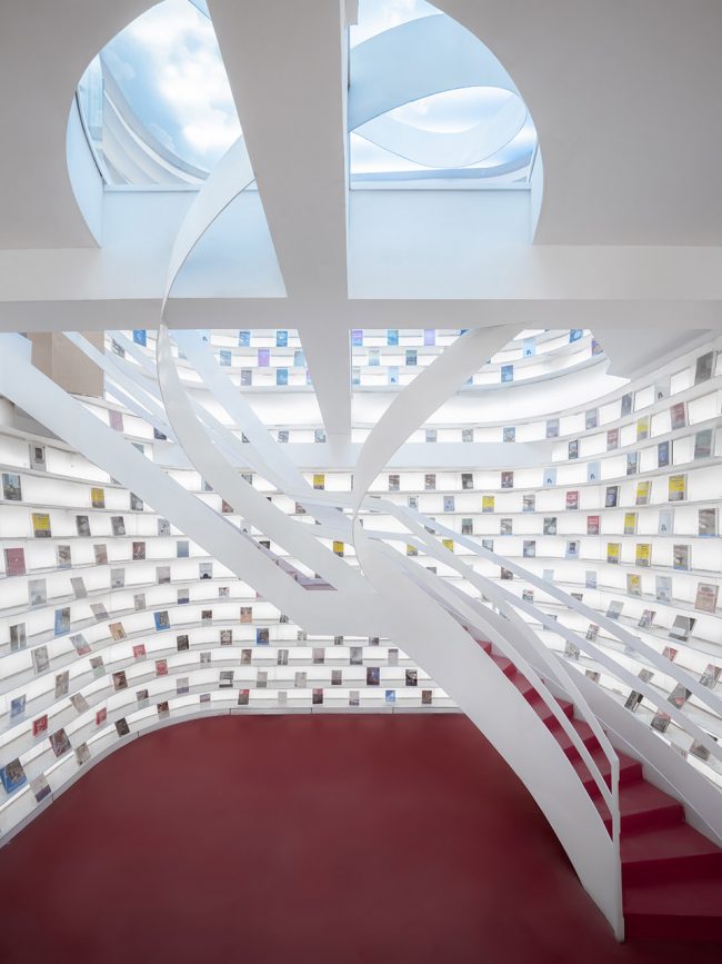 White Comedy of Xi’an Zhongshu Bookstore China by Wutopia Lab