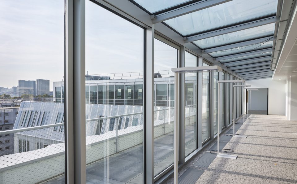 archimede offices and gymnasium in bercy by brenac gonzalez associes