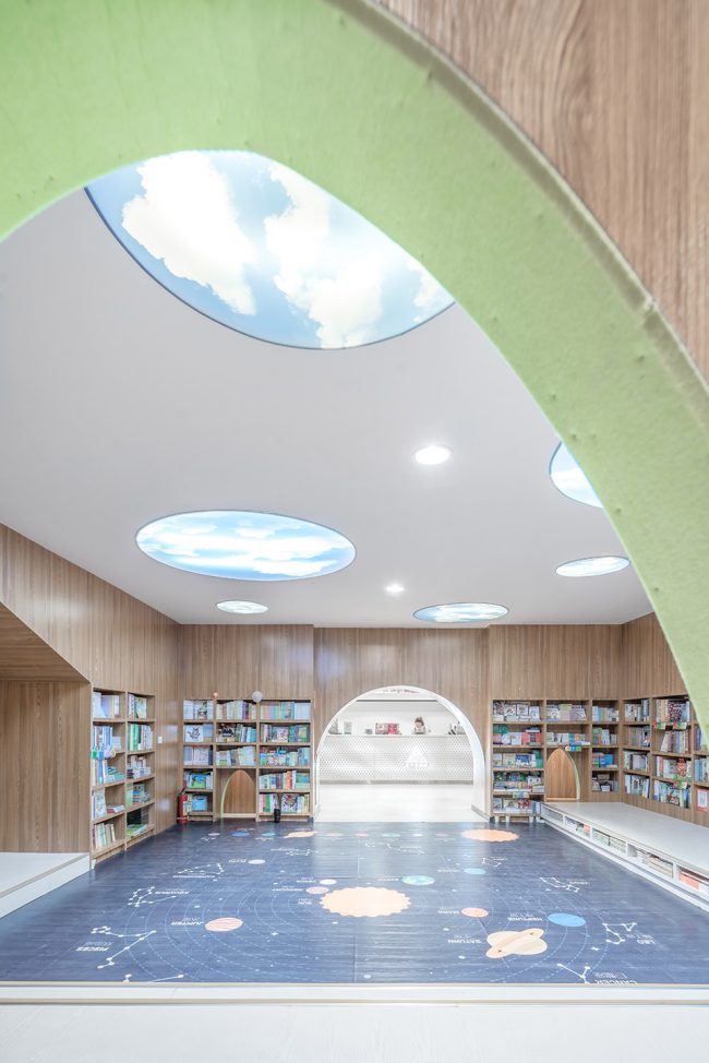 White Comedy of Xi’an Zhongshu Bookstore China by Wutopia Lab