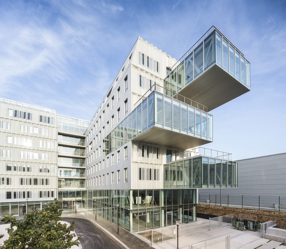 archimede offices and gymnasium in bercy by brenac gonzalez associes