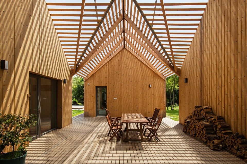 wooden house by András Varsányi Péter Pozsár Norbert Vas