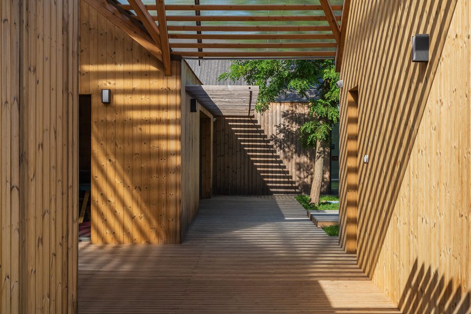 wooden house by András Varsányi Péter Pozsár Norbert Vas