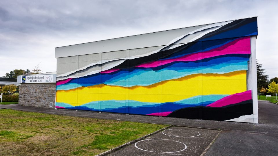 providing the following description:zest可以说是抽象派墙绘作品的