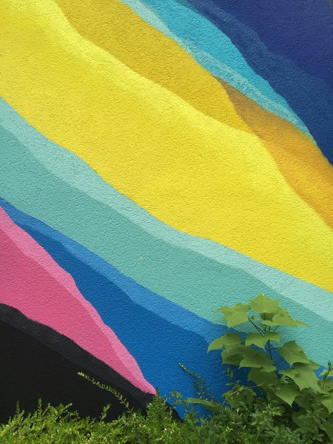 providing the following description:zest可以说是抽象派墙绘作品的