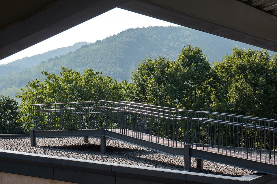 屋顶上延伸的平台01 Platform extending over the roof