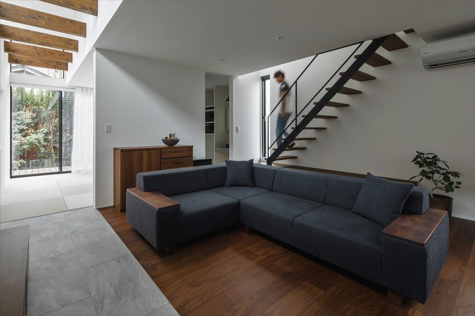 Ishibehigashi House by ALTS DESIGN OFFICE