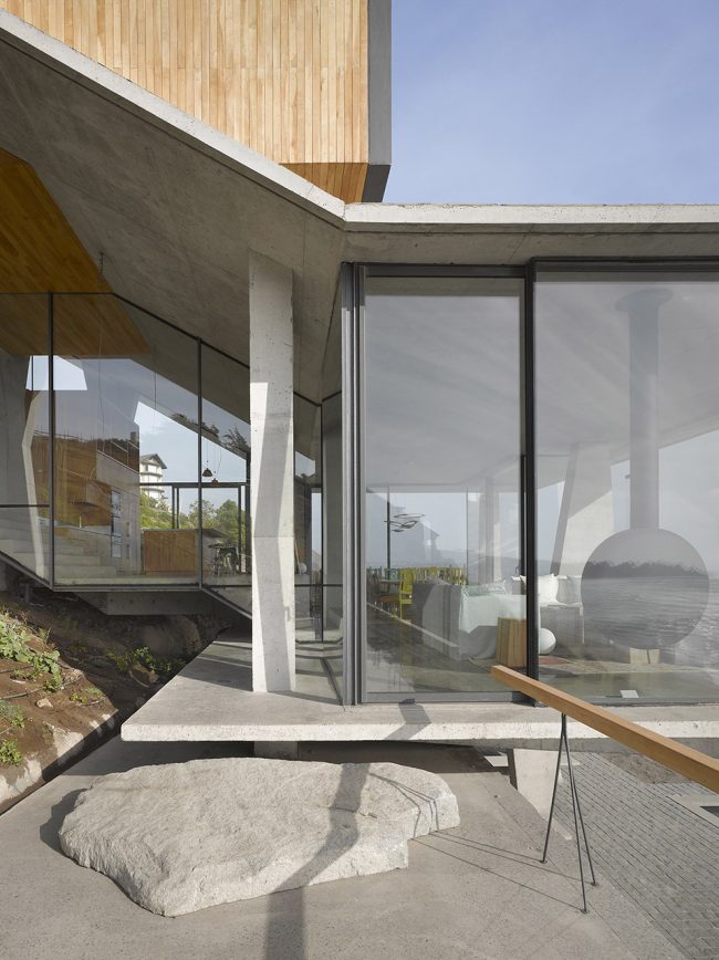 Ghat House by Max Núñez