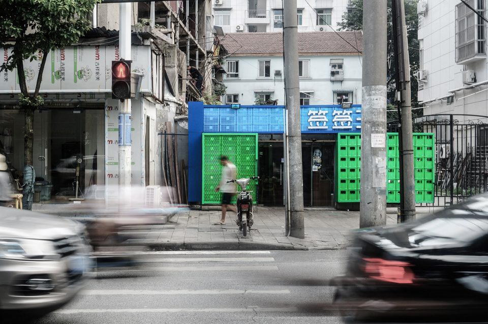 Improvisational roadside stall business China by Qing wei Studio