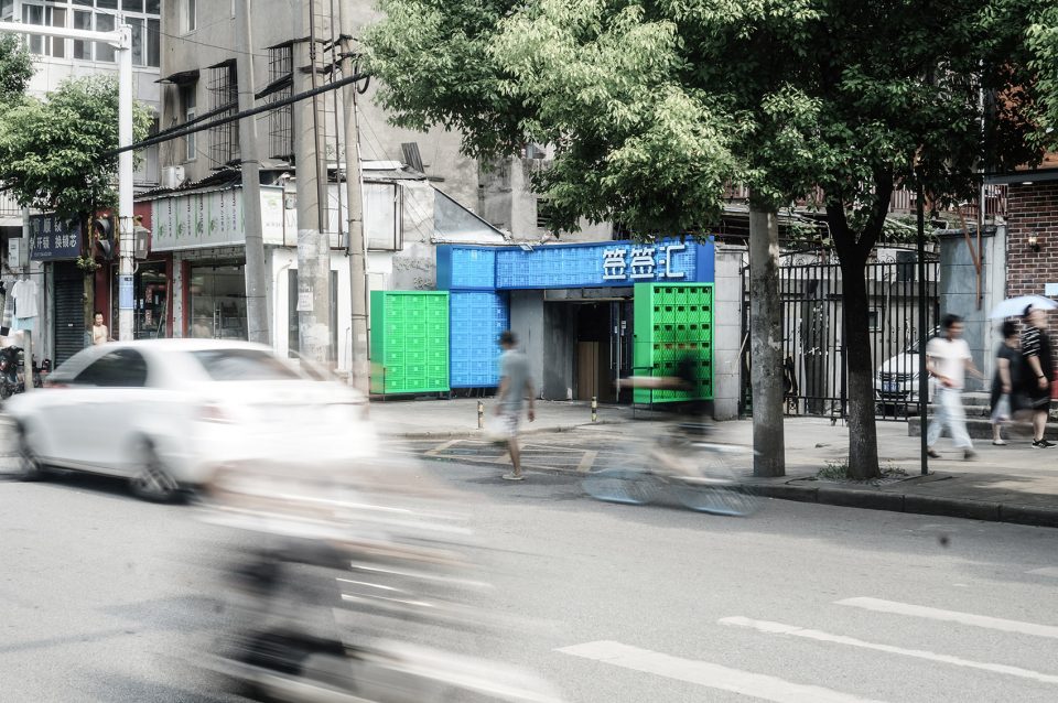 Improvisational roadside stall business China by Qing wei Studio