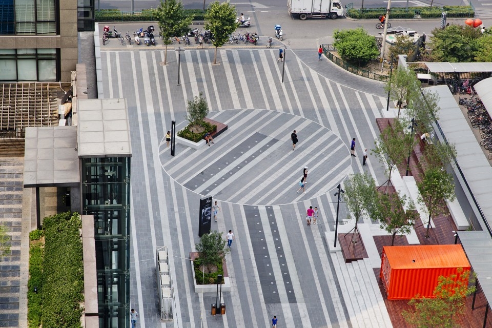 Waiting for the Next Ten Minutes U Center Plaza by by Z T STUDIO 960x640
