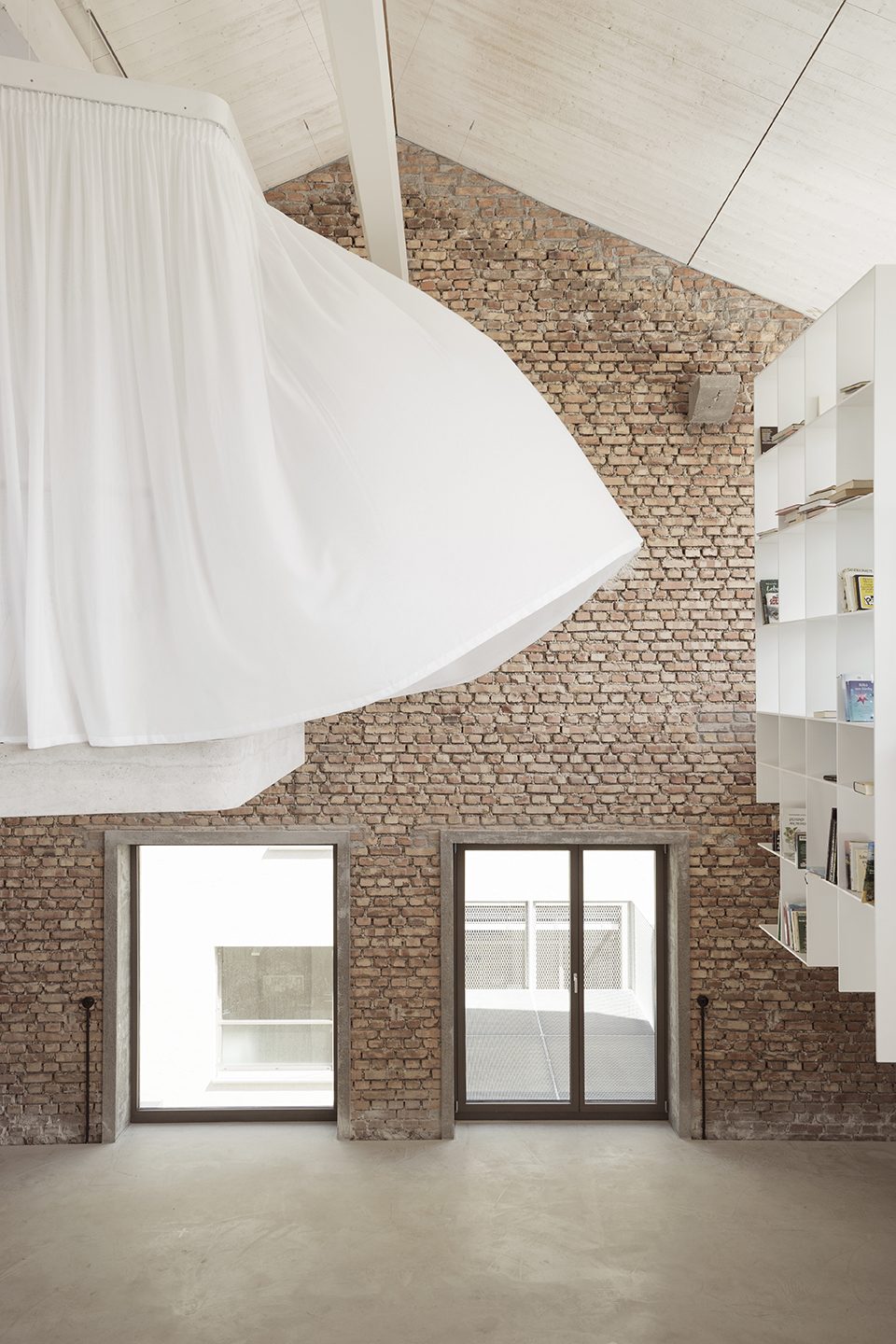 Loft Panzerhalle in Salzburg by smartvoll