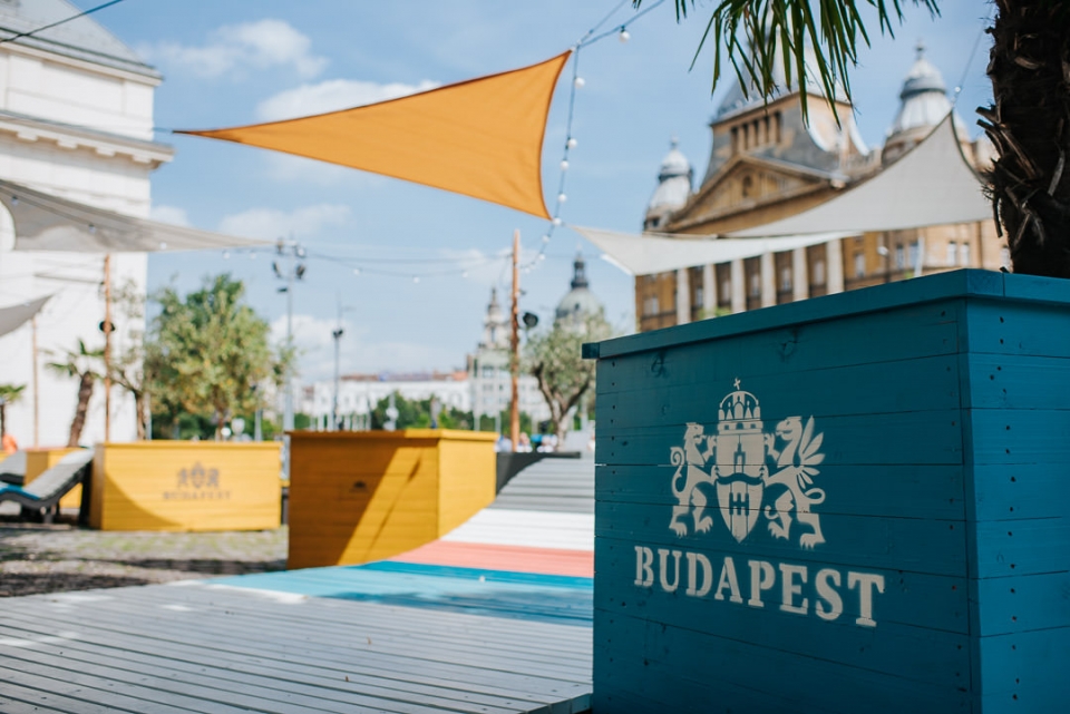 POP UP Park Hello Wood