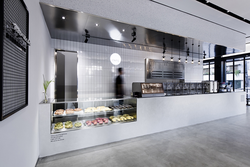 ITAFE Coffee Drinking Store China by Daylab Studio
