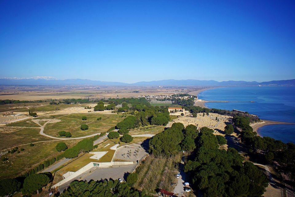 visitors center at the archaeological site of empuries by fuses viader arquitectes