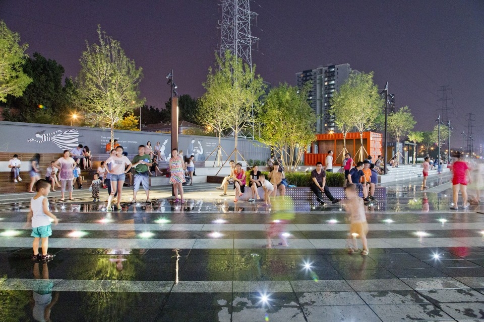 Waiting for the Next Ten Minutes U Center Plaza by by Z T STUDIO 960x640