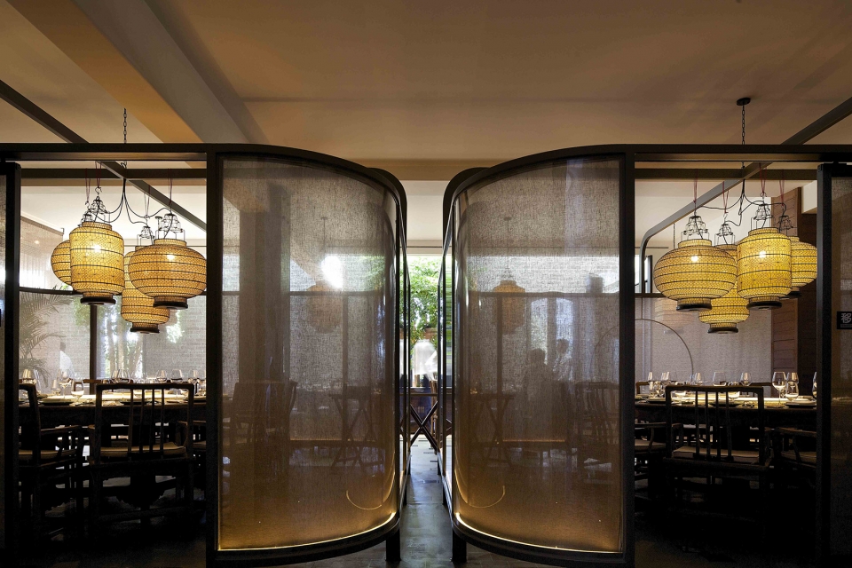 sheng yong xing roast duck restaurant in sanlitun china by tanzo space design