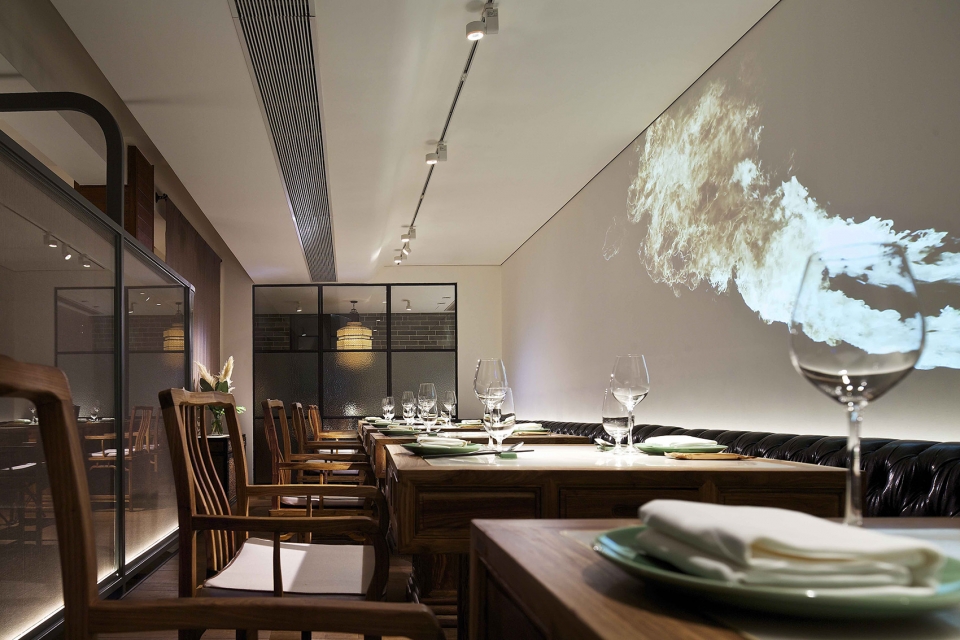 sheng yong xing roast duck restaurant in sanlitun china by tanzo space design