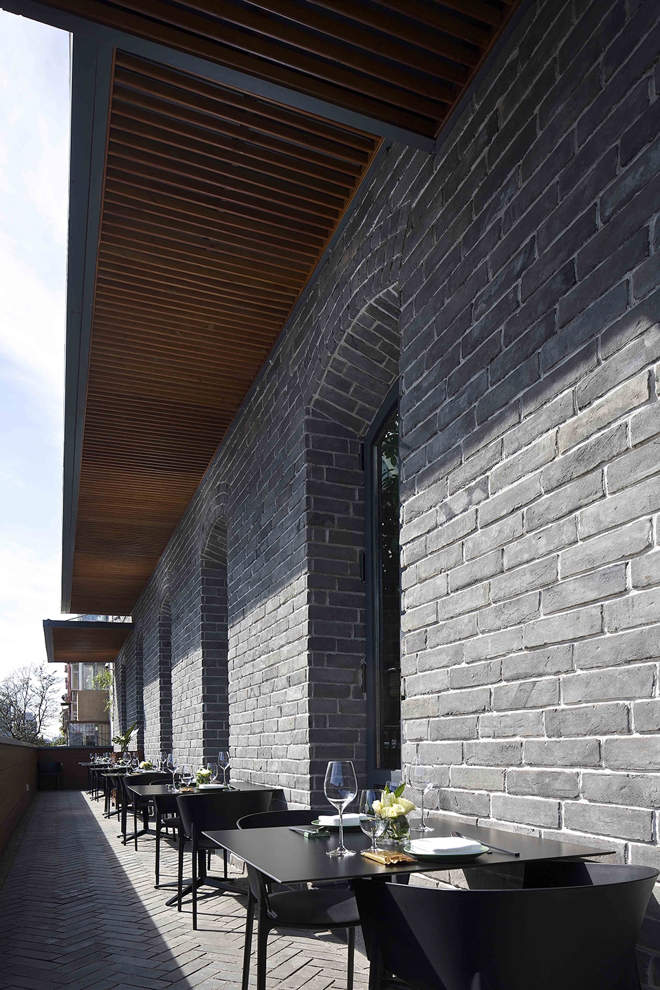 sheng yong xing roast duck restaurant in sanlitun china by tanzo space design
