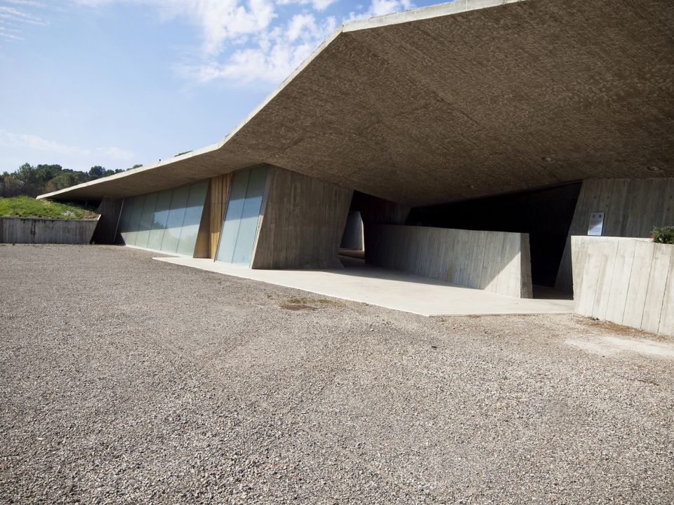 visitors center at the archaeological site of empuries by fuses viader arquitectes