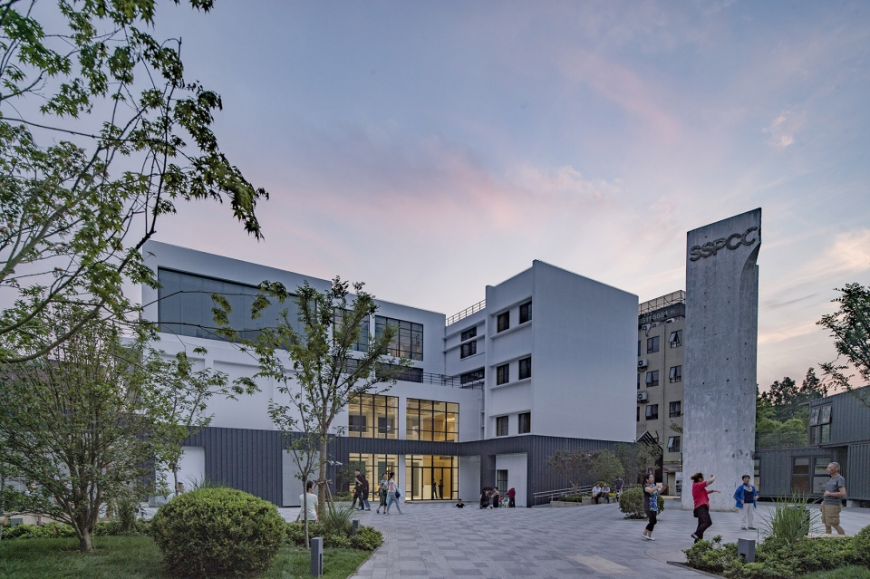 Working space Shanghai Penta Innovation Entrepreneurship Institute China by YLA