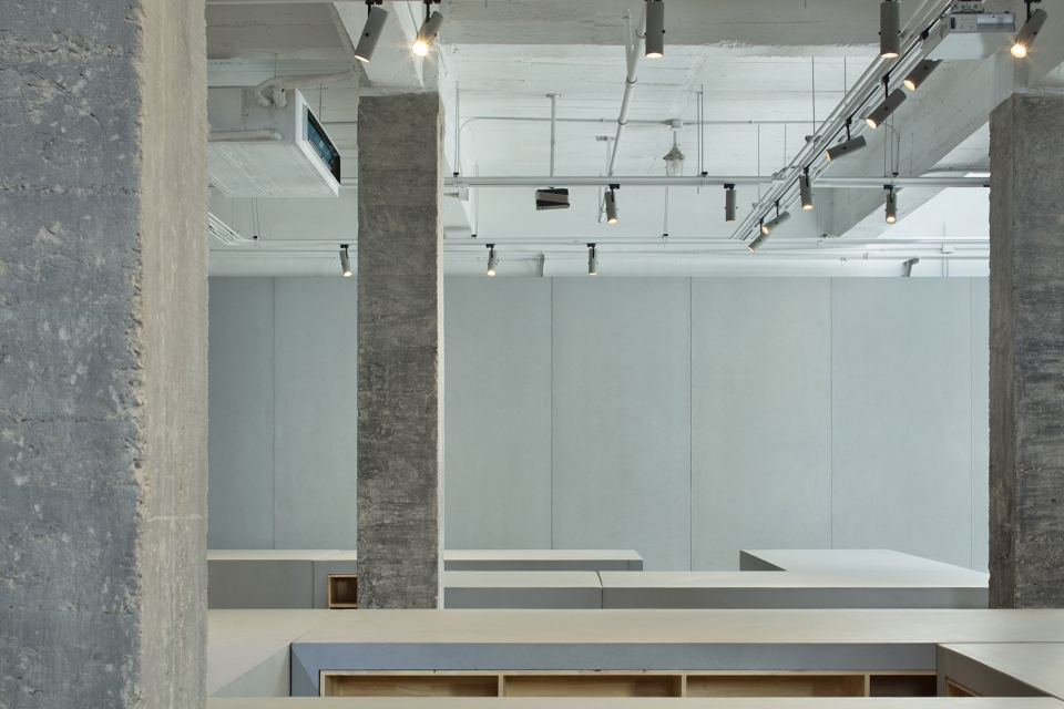 肃静的混凝土空间 A calm concrete space