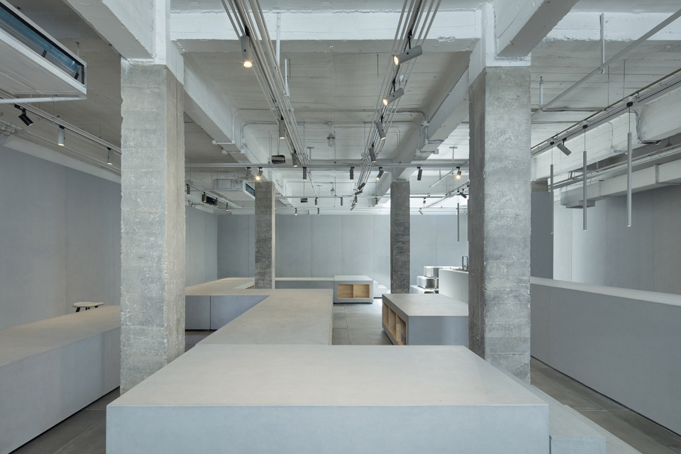 可自由组合的混凝土模块展台 The modular concrete stands can be freely combined