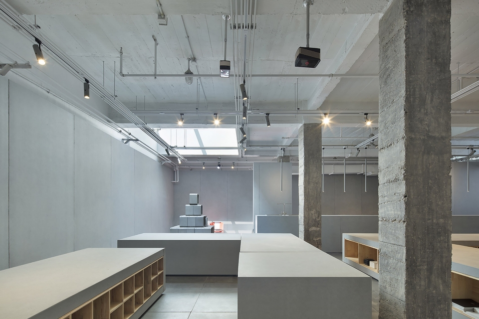 保留了空间一角的天井自然采光 Retained the light well in the corner