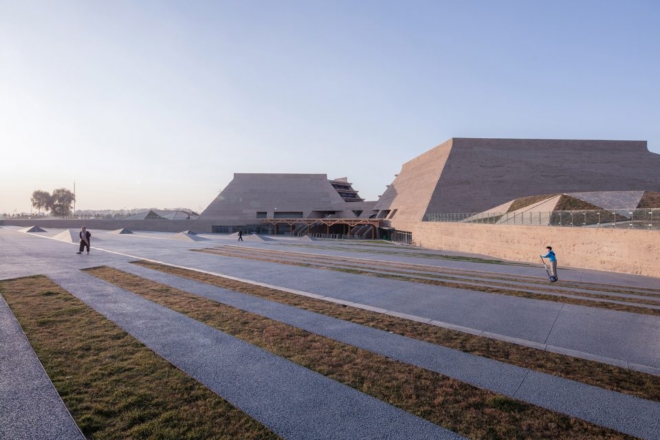 Zhaojun Museum China by Qi 960x640