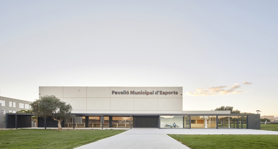interior reform and expansion of the vila seca municipal sports pavilion by nam arquitectura