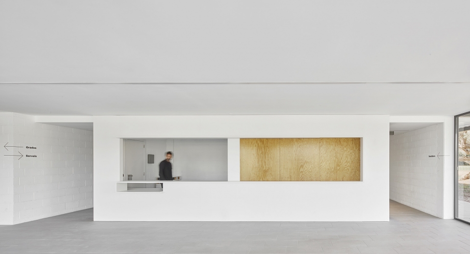 interior reform and expansion of the vila seca municipal sports pavilion by nam arquitectura
