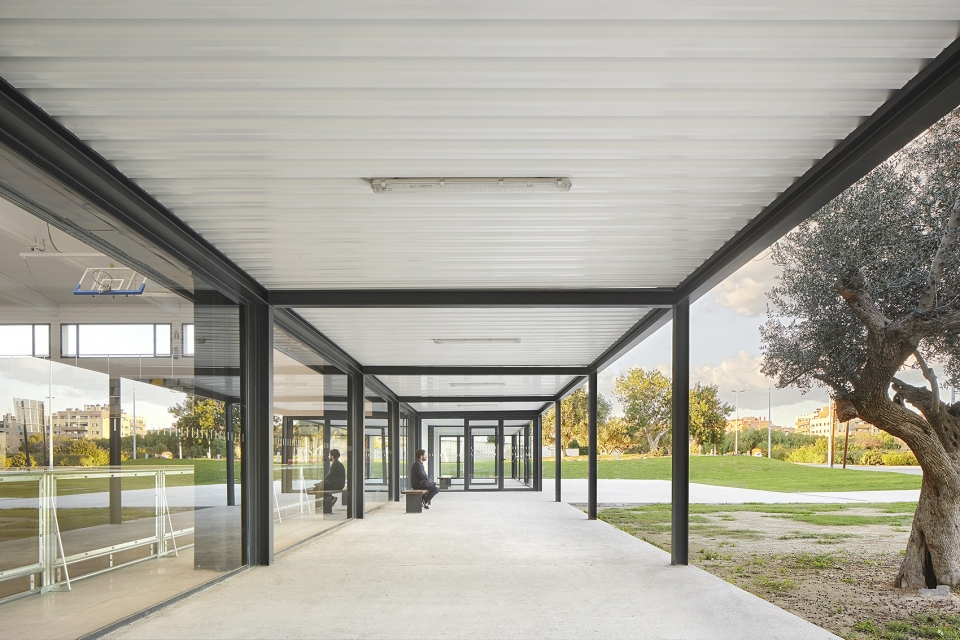 interior reform and expansion of the vila seca municipal sports pavilion by nam arquitectura