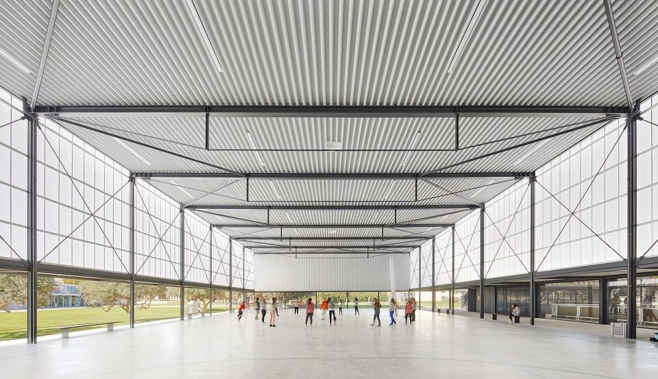 interior reform and expansion of the vila seca municipal sports pavilion by nam arquitectura