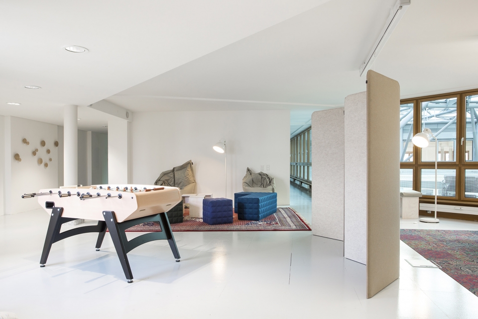 cowork lounge at ids vancouver by inform contract and buzzispace 1