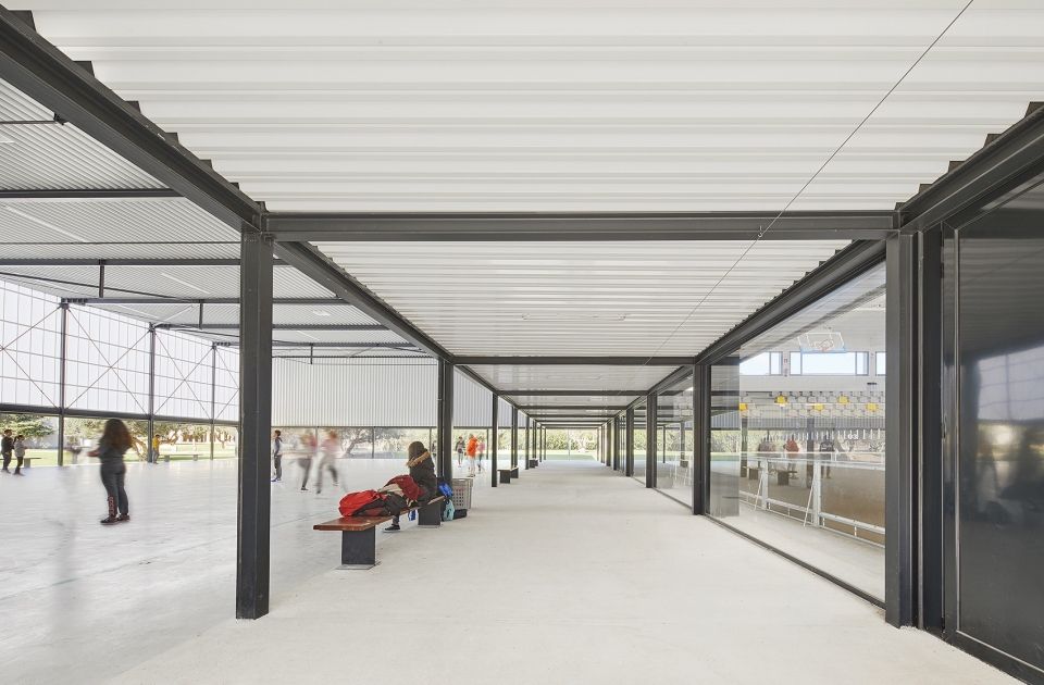 interior reform and expansion of the vila seca municipal sports pavilion by nam arquitectura