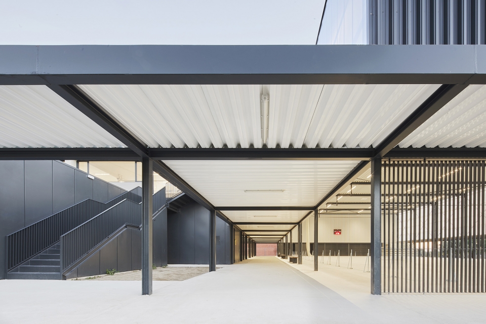 interior reform and expansion of the vila seca municipal sports pavilion by nam arquitectura