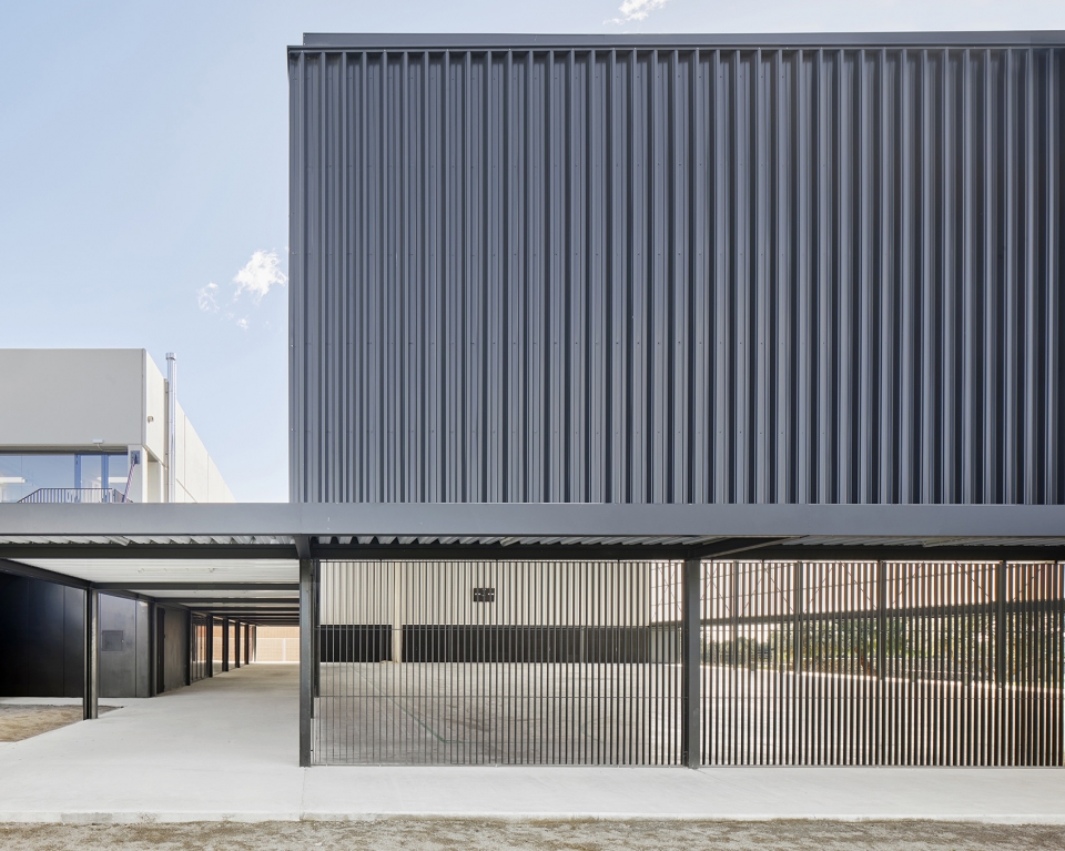 interior reform and expansion of the vila seca municipal sports pavilion by nam arquitectura