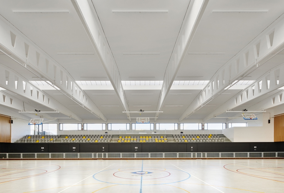 interior reform and expansion of the vila seca municipal sports pavilion by nam arquitectura