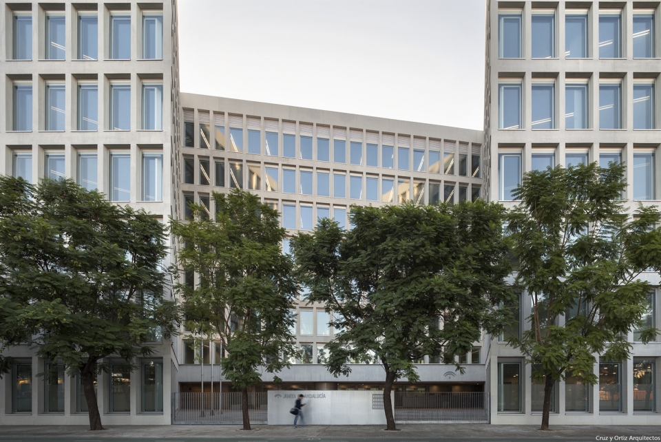 Offices for Regional Government of Andalusia Cruz y Ortiz Arquitectos