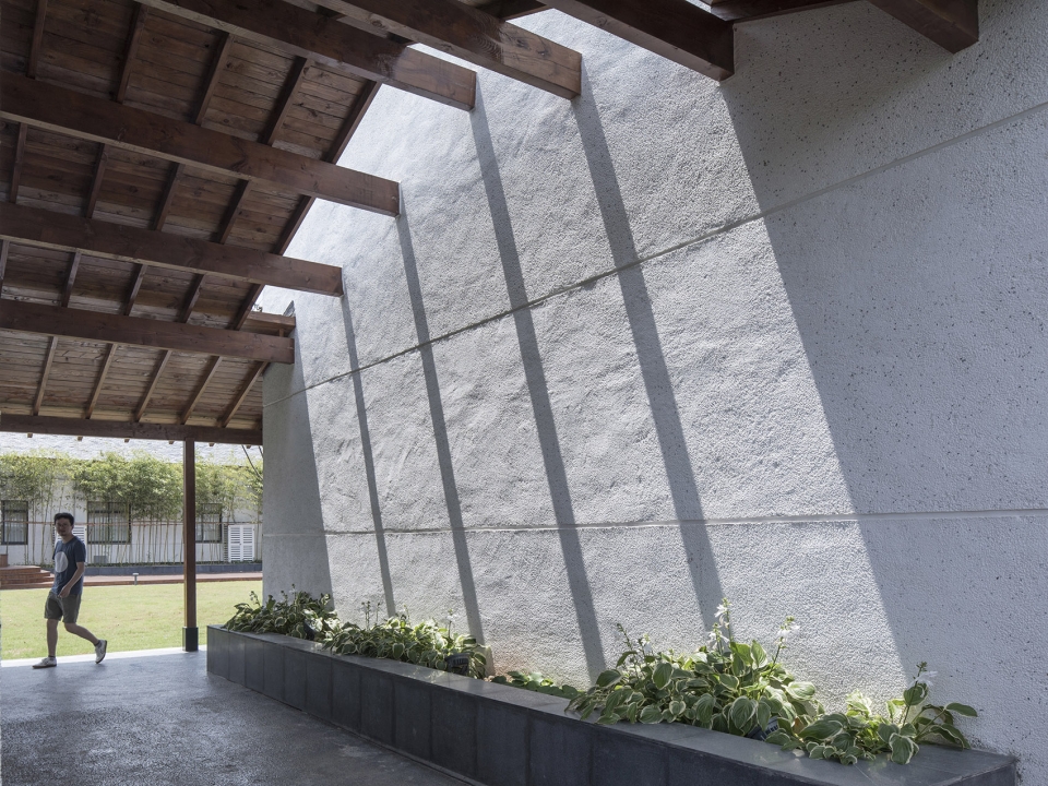 ▼图书室前檐廊