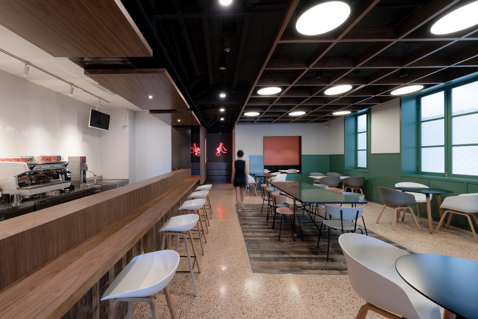 red wall cafe 02