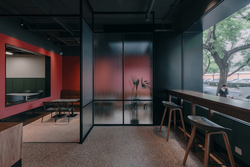 red wall cafe 15