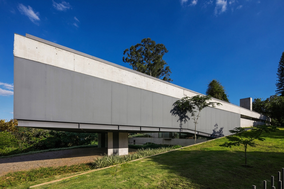 House in Cotia by UNA Arquitetos