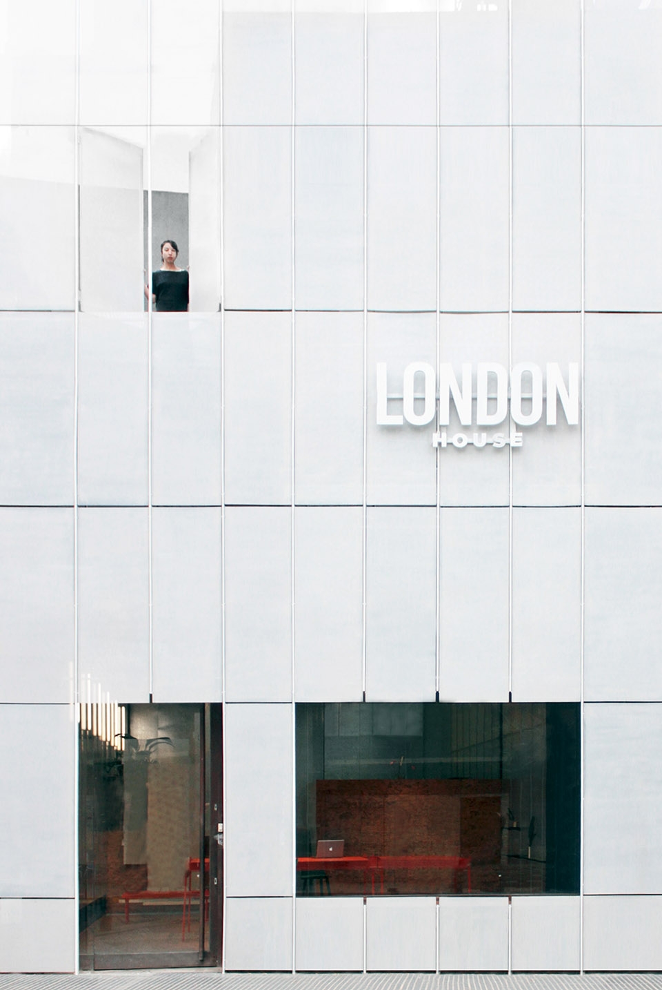 London House Travel Agency by Carbono Atelier